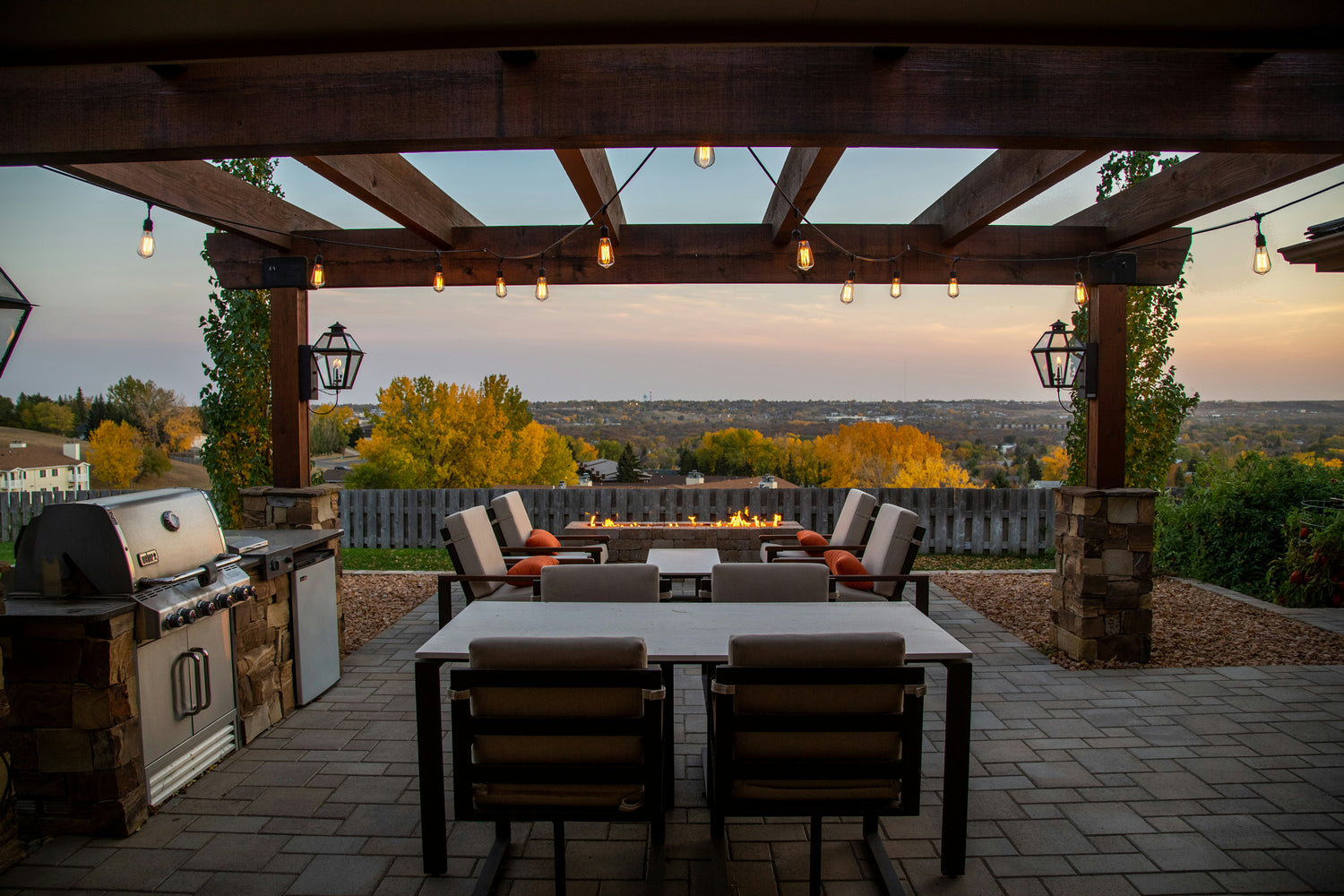 beautiful-outdoor-kitchen-and-outdoor-fire-pits
